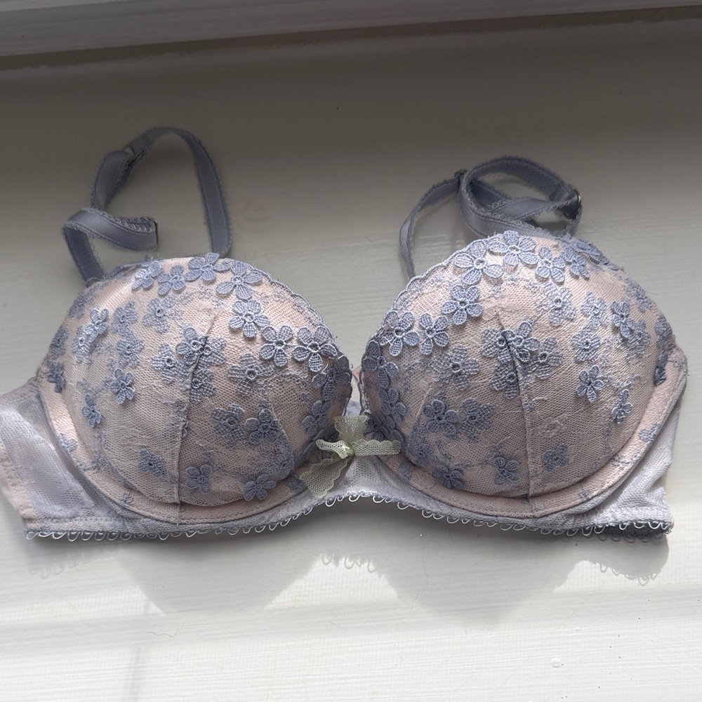 Victoria secret Elegant Lace Bra in Lavender and Cream